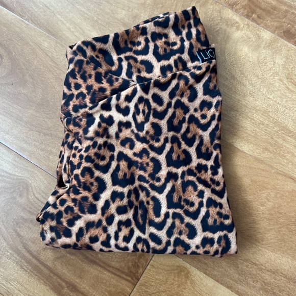 Lici fit v-cut scrunch cheetah legging - Picture 3 of 3